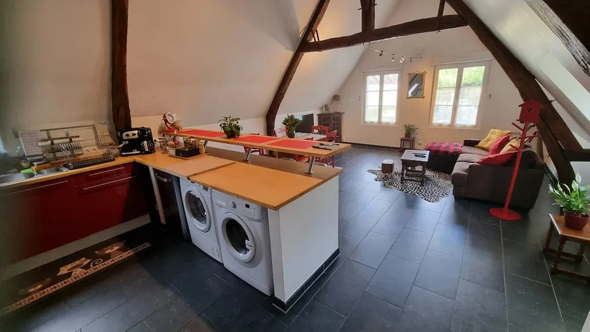 4-bedroom apartment with balcony - Image 1