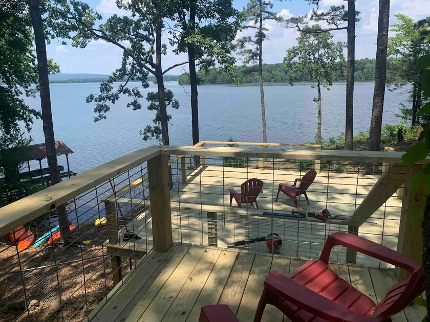 Cabin on lake, great view, covered deck & hot tub - Image 1