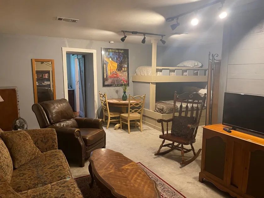 Peaceful Studio -attachedapt-near downtown Lindale - Image 1