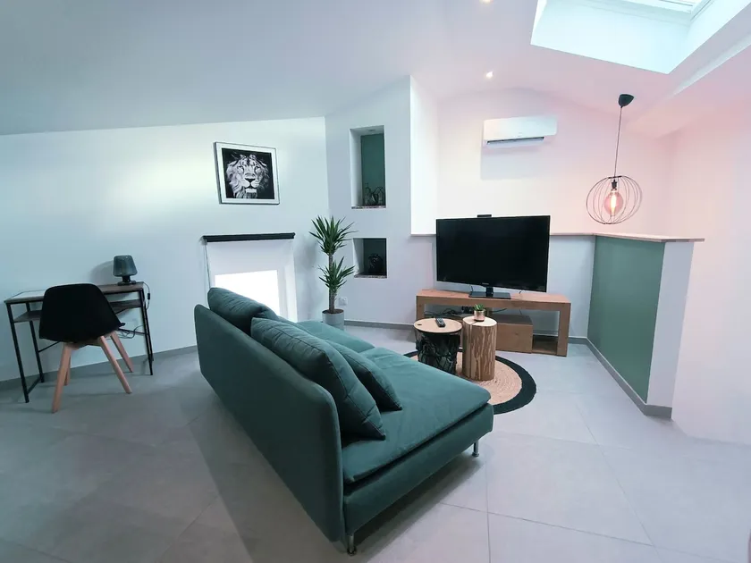 Entire studio with independent entrance - Image 1