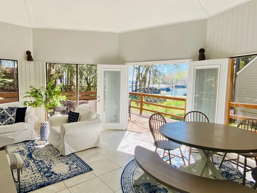Tranquilit 2 bedroom Lake View Cottage - Image 1