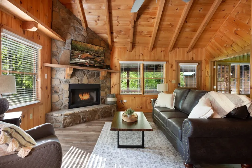 Near Downtown Gatlinburg/Creek Access/Renovated - Image 1