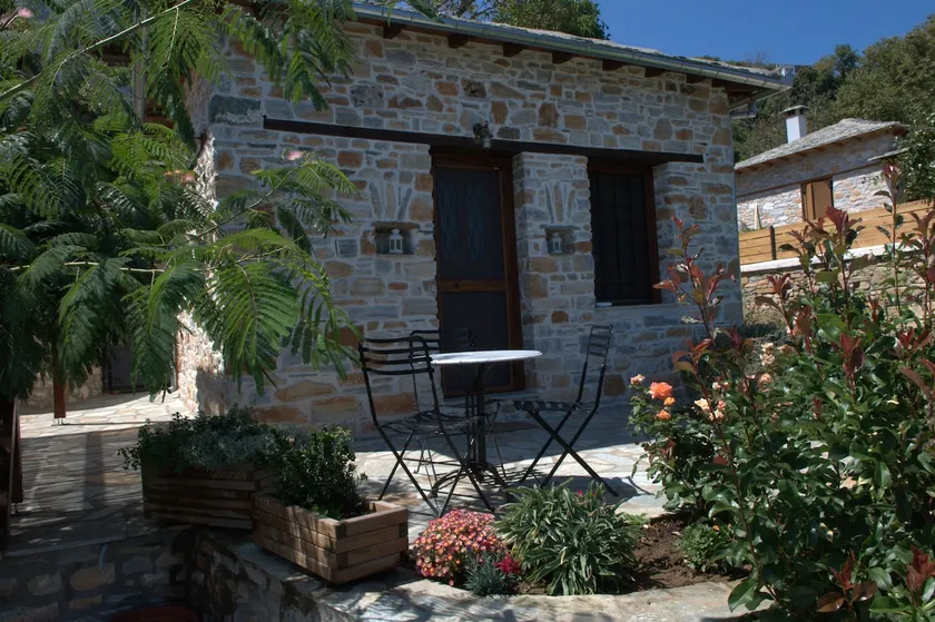 Alisachne, little house - Image 1