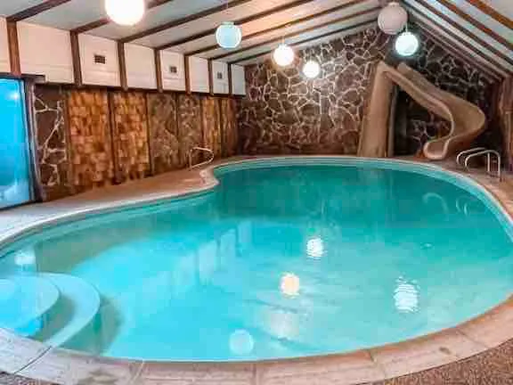 Large Family friendly 4Bdr w/indoor pool & hot Tub - Image 1
