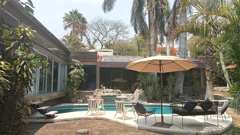 House with a private pool. - Image 1
