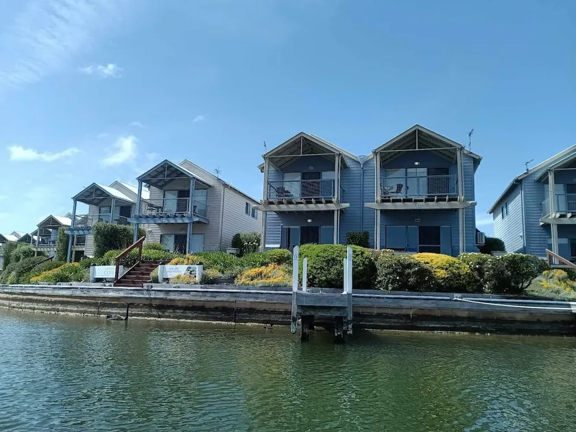 Captains Cove Waterfront Apartments - Image 1