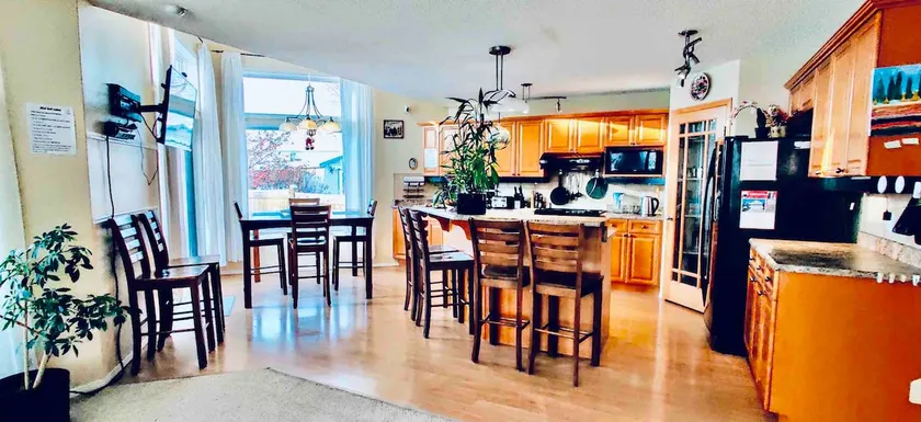 Spacious 3BR Retreat w-Hot Tub Ravine Sleeps 9 - Image 1