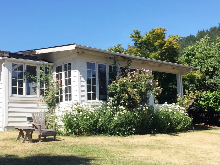 Willow Beach Cottage - Image 1