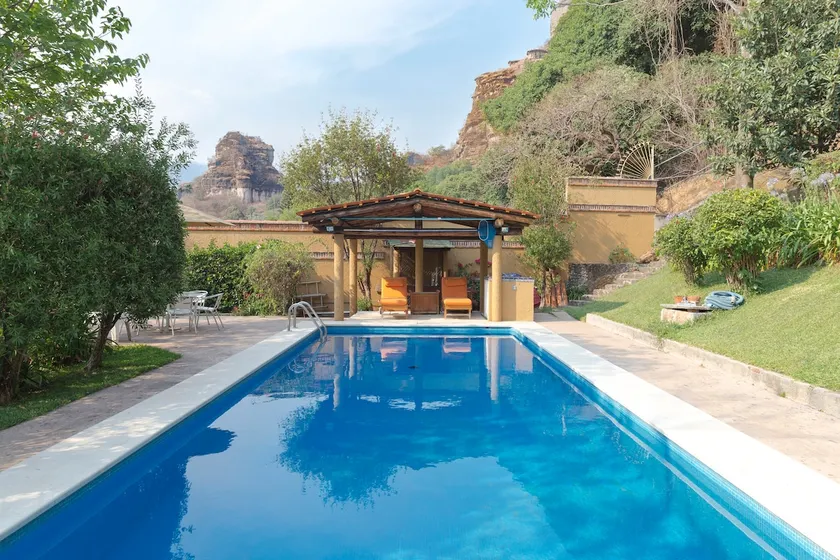 Beautiful house. Huge garden & pool - Image 1