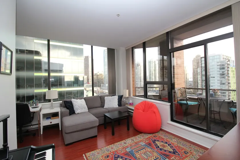 Stylish Downtown Condo + Free Parking - Image 1