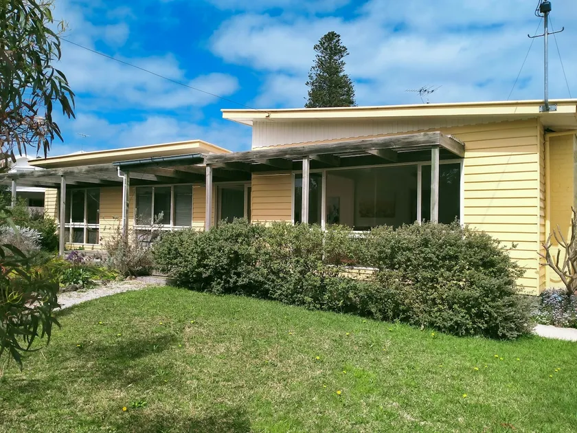 Sunny & spacious coastal retreat - Image 1