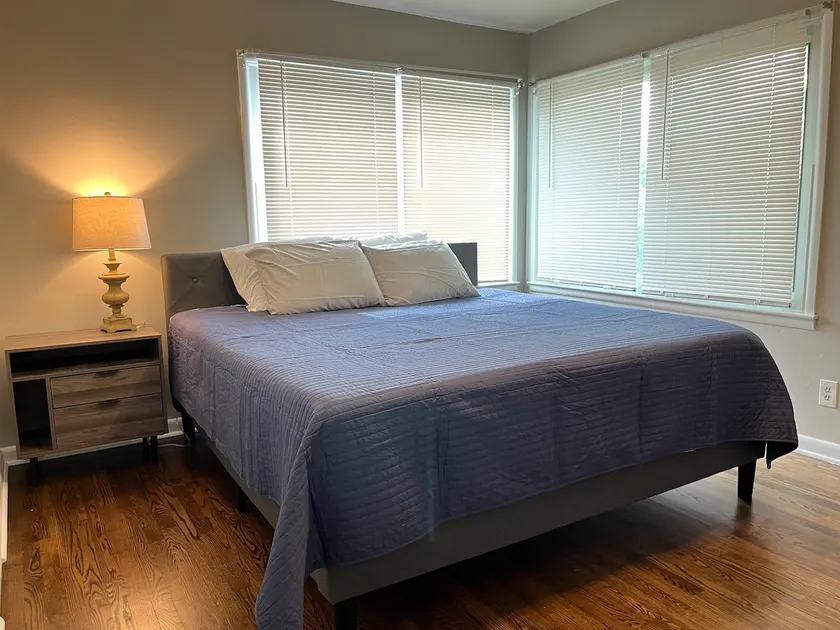 Huge yard, walking distance to amenities. No steps - Image 1