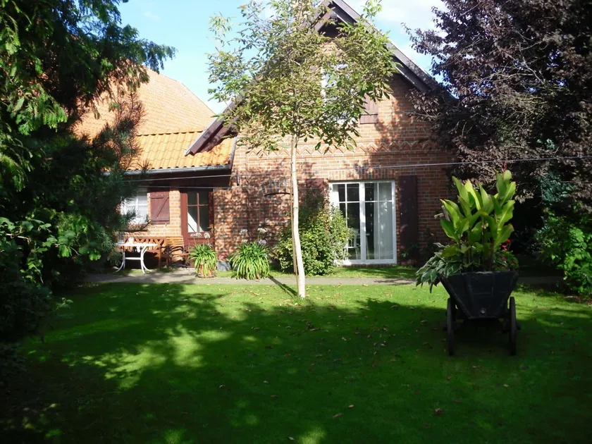 House with fireplace and idyllic garden - Image 1
