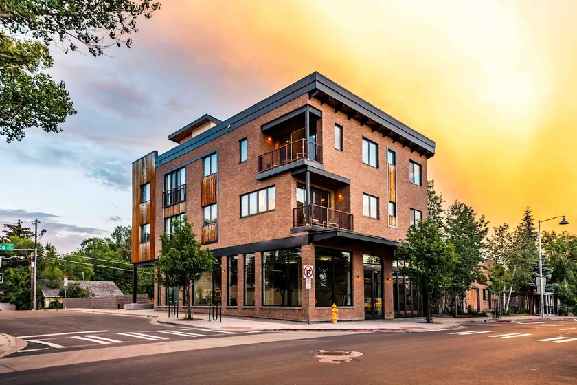 (202) Flagtown Lofts, 1 bed 1 bath, AC W/HotTub - Image 1