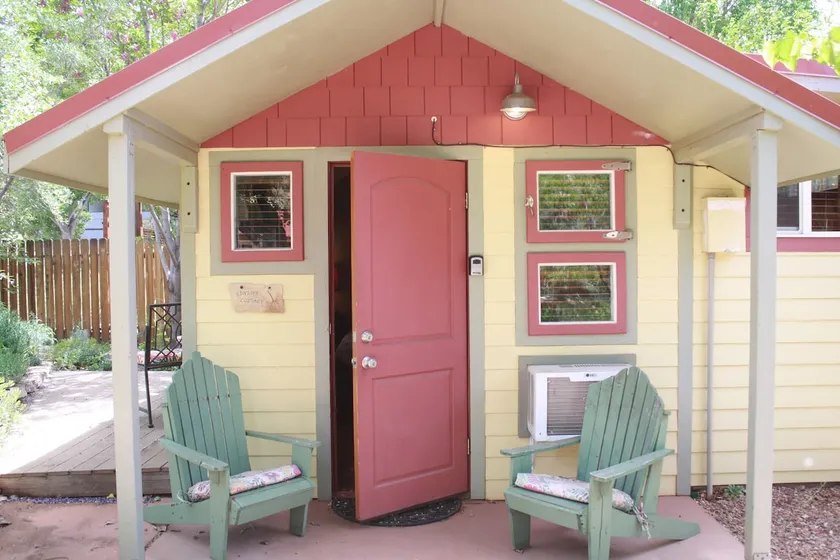 Kenzie's Tiny Cottage- Prvt Hot Tub & Rain shower - Image 1