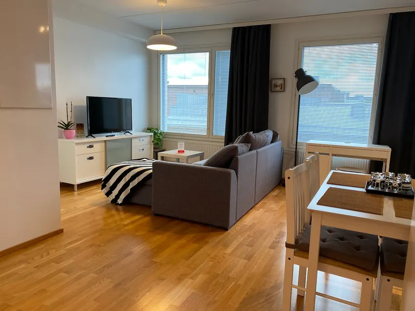 Central 3-room apartment with balcony on 7th fl - Image 1