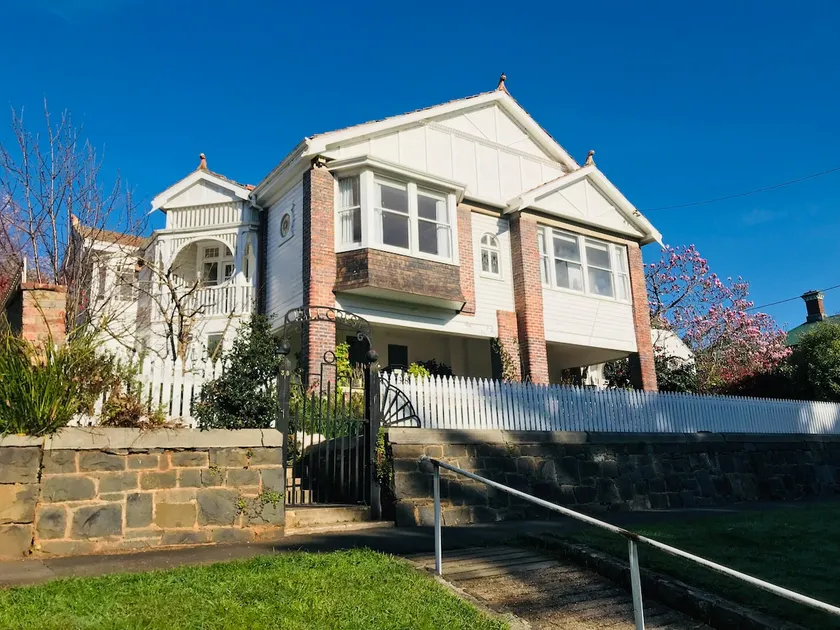Hillcrest Hideaway – City Views & Free Breakfast - Image 1
