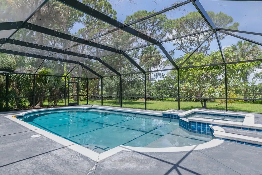 -Sprawling 5bd/3ba Pool Spa Chef Kitchen Dntn Melb - Image 1