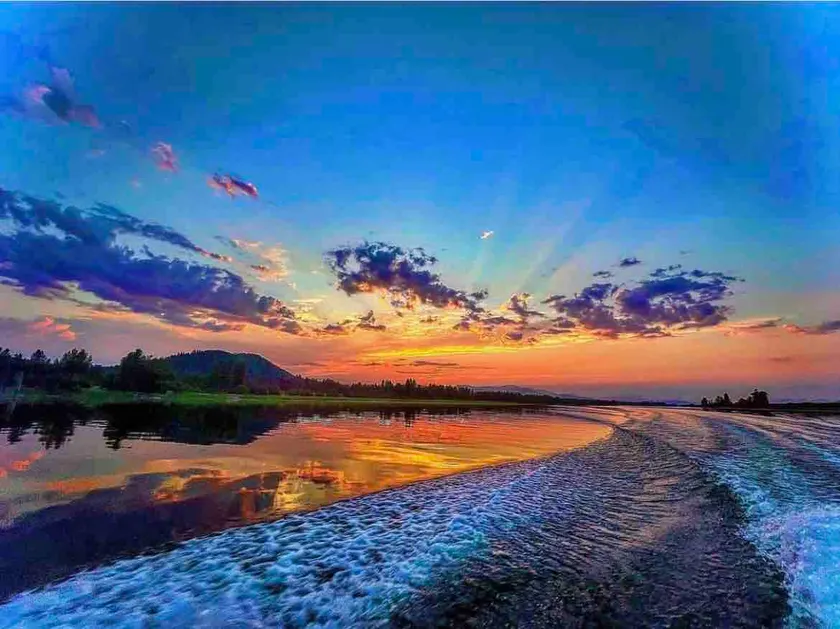 From Sunrise to Sunset, Peaceful Waterfront Escape - Image 1