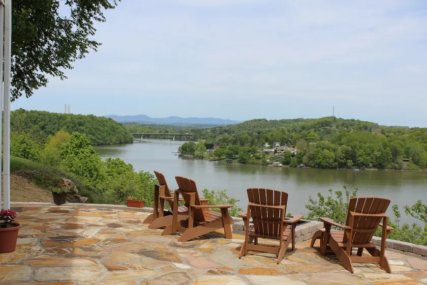 Hilltop Haven -Lakefront Private Walkout Apartment - Image 1