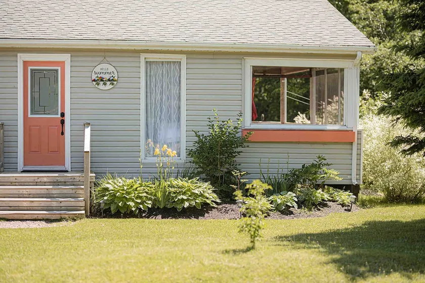 Brackley Beach retreat- 2 min from the beach<br>Open windows 2 feel an ocean breeze - Image 1