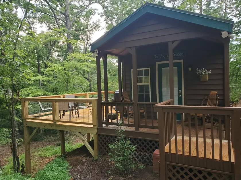 The Artful Dodger Getaway Cabin Charming & Unique - Image 1