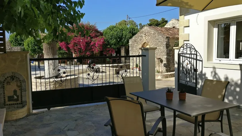 Guest House Chania 2BR BBQ Lykotripa - Image 1