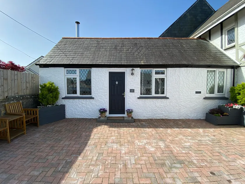 Stylish central cottage with wood burner - Image 1