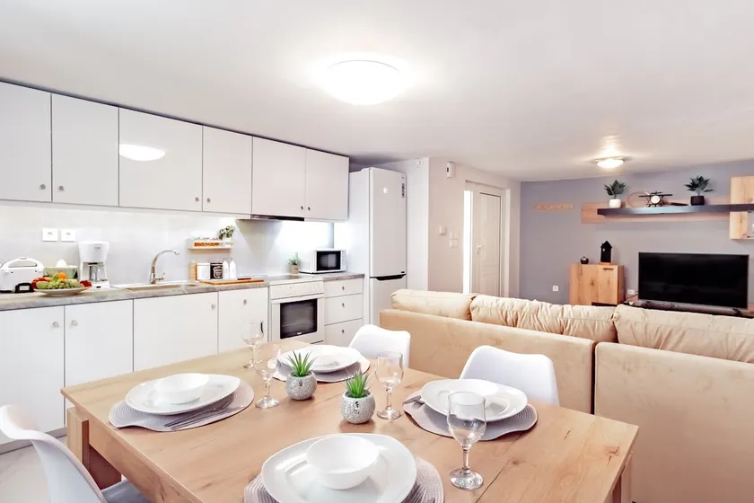 Central Varkiza apartment 3 min walk from beach! - Image 1