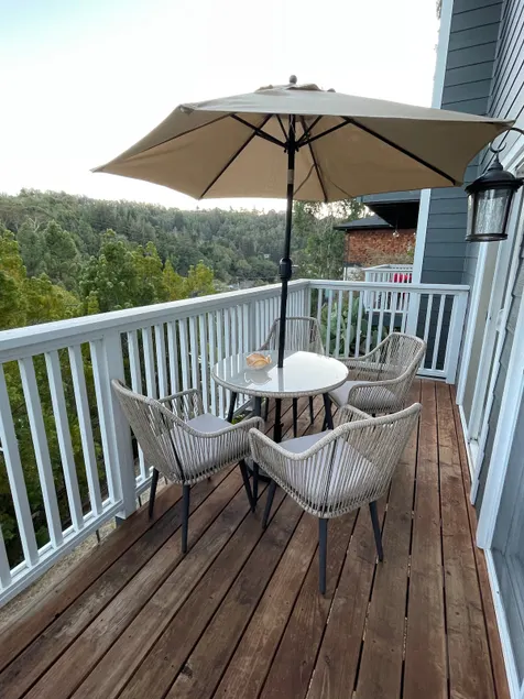 Urban Studio with Views: 2 Bedrooms Near Downtown - Image 1