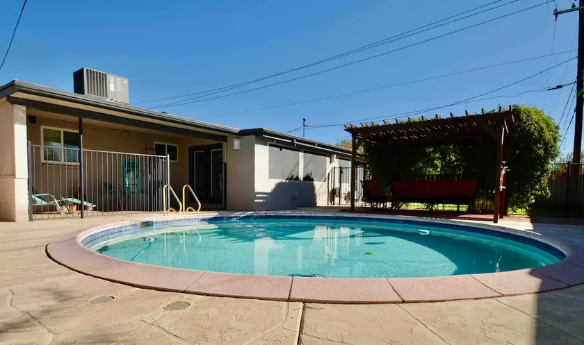 Cavalier's House, Round Pool - Image 1
