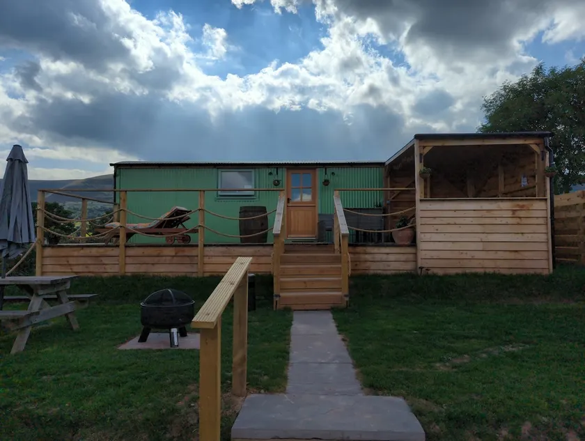 Red darren luxury hut - Image 1