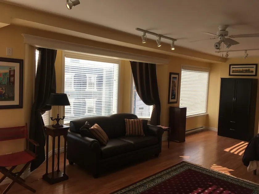 Private modern executive style suite - Image 1