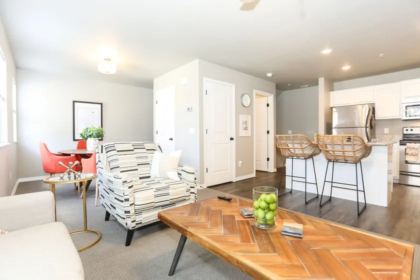 2 Bedroom completely renovated townhouse. - Image 1