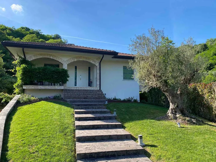 Welc-ōM Luxury Hillside Retreat - Image 1