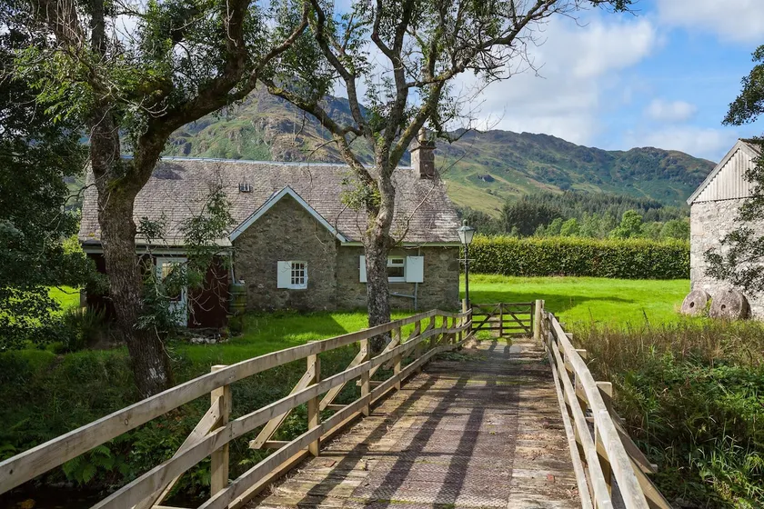 Enchanting,rustic, Dundurn Mill with stunning views and private river - Image 1