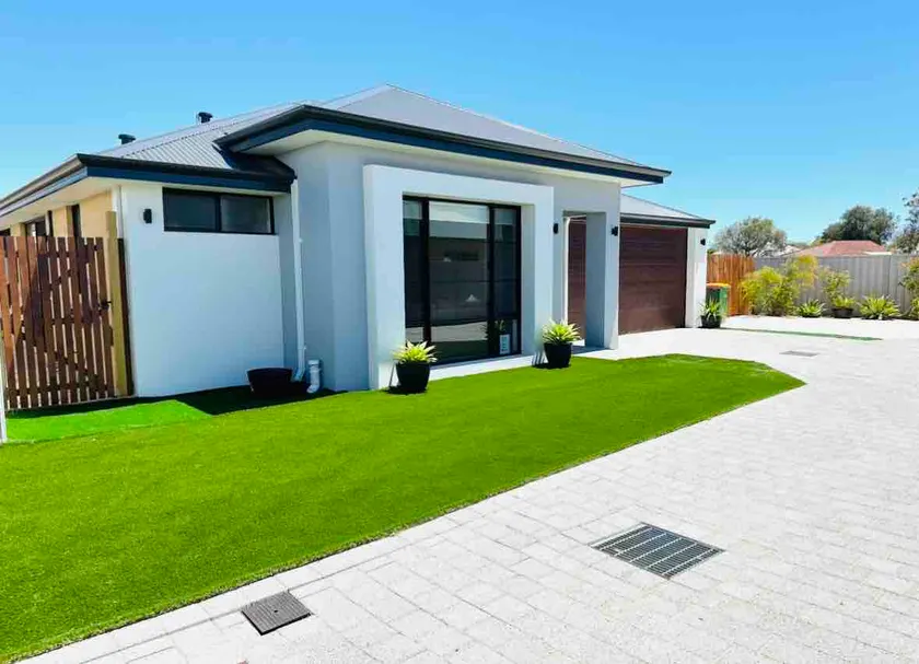Busselton Stylish 5 Bed, 3 Bathroom Home - Image 1