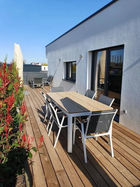 80 m² apartment with large terrace and parking - Image 1