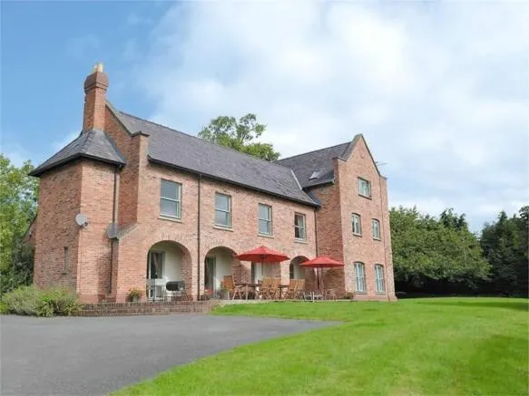 Gaer Hall Guilsfield a country mansion with hottub - Image 1
