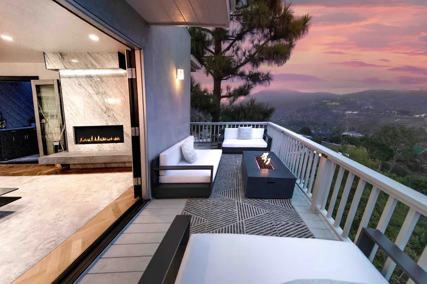 Luxury Brentwood Home with Stunning Views - Image 1