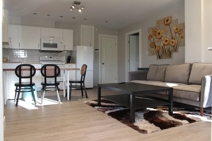 Modern, private suite in Harbour Heights - Image 1
