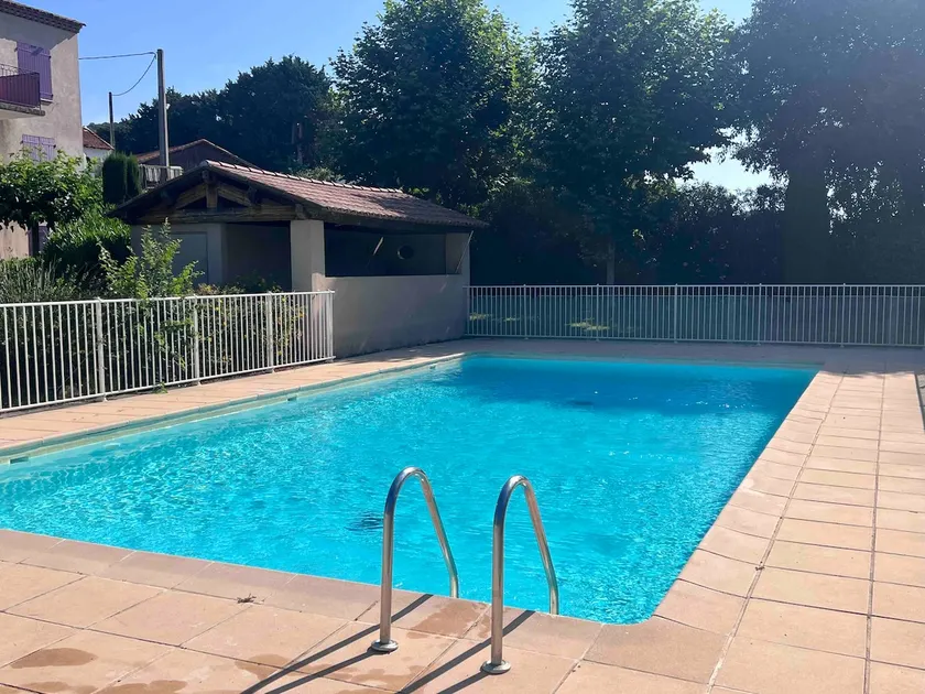 Apartment with private garden, parking and swimming pool - Image 1