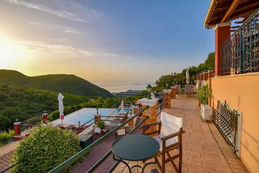 Traditional apartment with pool - Image 1