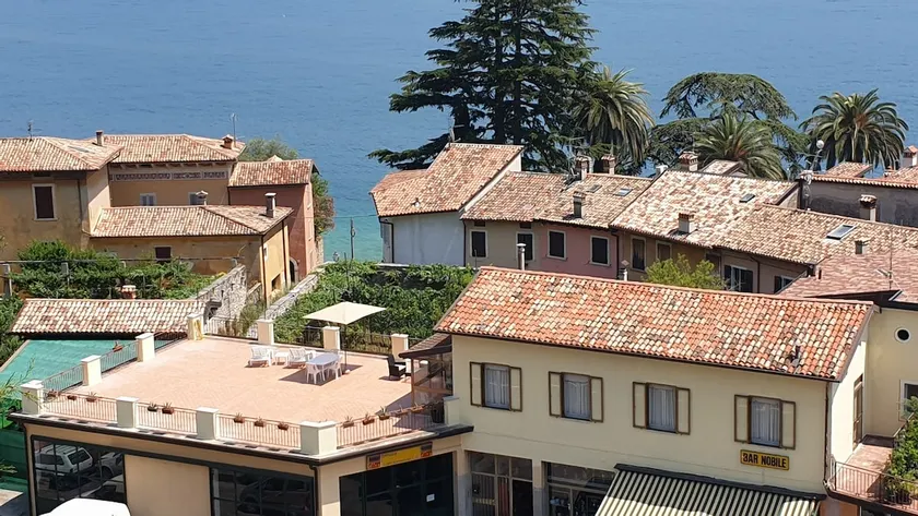 House ”Fiore” with panoramic terrace overlooking the lake - Image 1