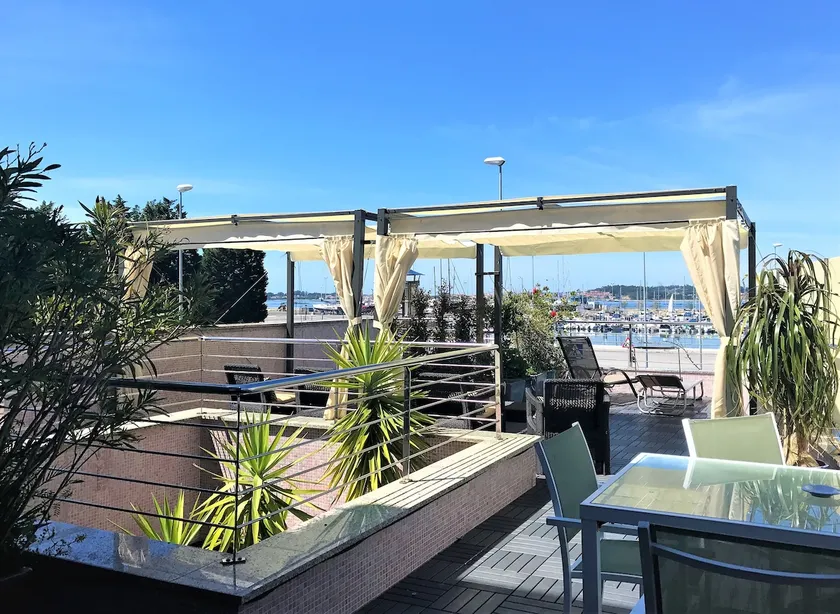 Apartment with views and a terrace - Image 1
