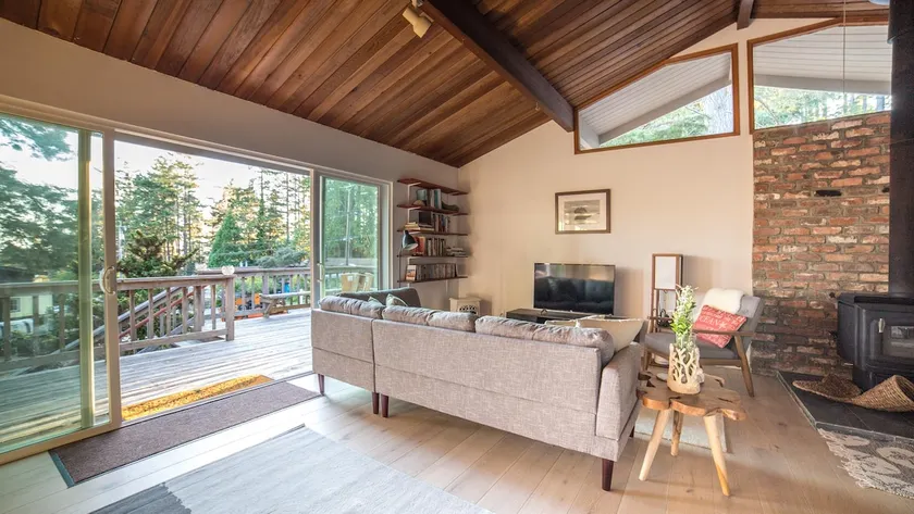 Modern Cozy Coastal Cottage Short Walk to Beach - Image 1