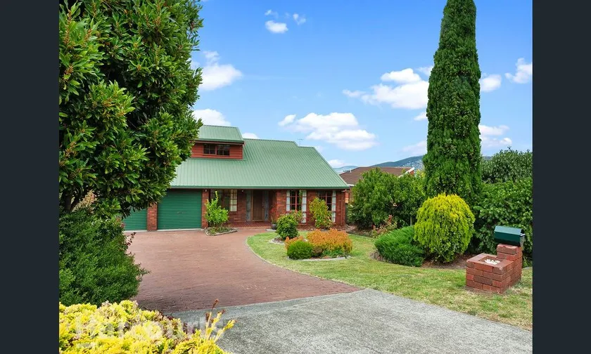 Bayside house, Flower garden, Quiet street, - Image 1