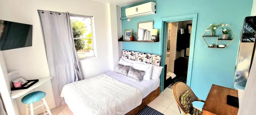 Cheap and Cheerful Private Room, Pool, Beach Quiet - Image 1