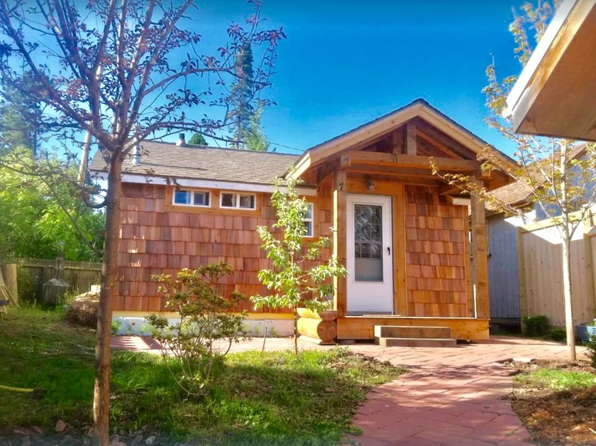 The Writer's Cabin, Jacuzzi, Fireplace, in Town! - Image 1