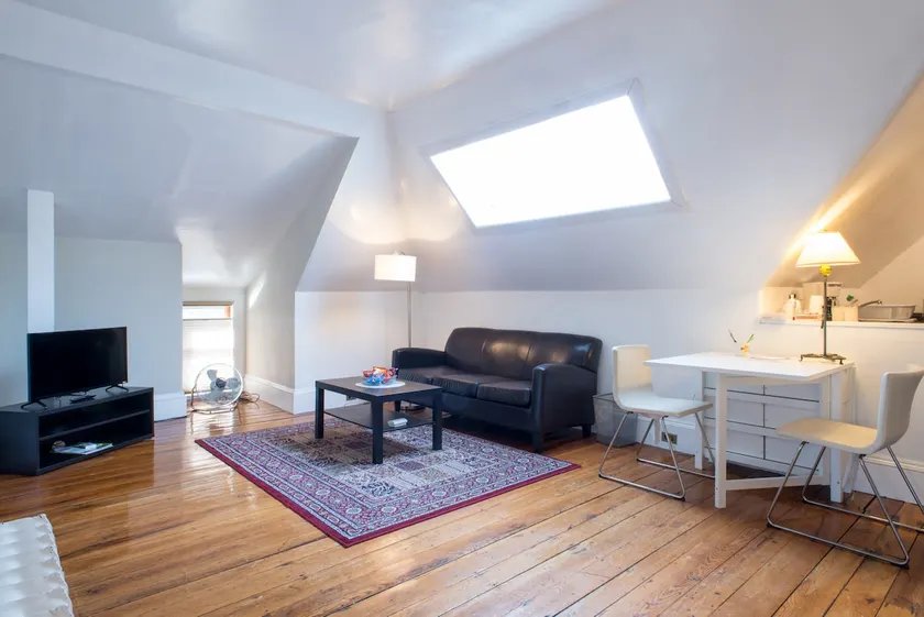 Sunny top flr modern 2-bed laundry EV charge & T - Image 1